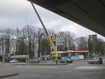 848319 Afbeelding van het plaatsen van nieuwe benzine-opslagtanks bij het ESSO-benzinestation (24 Oktoberplein 1) te ...